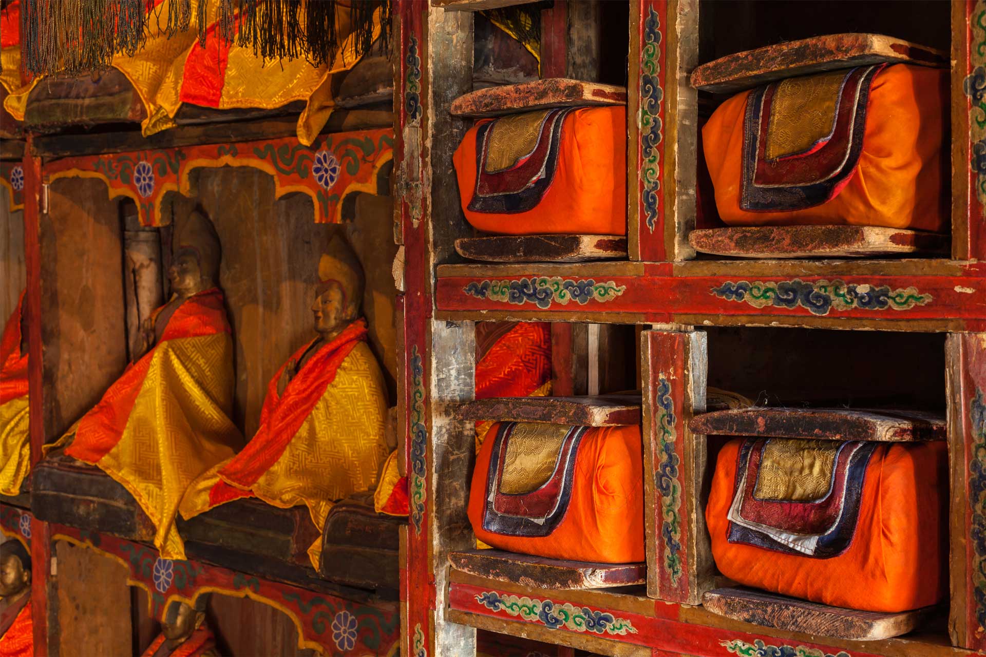 folios-of-old-manuscripts-in-library-of-thiksey-mo-B3942UY.jpg